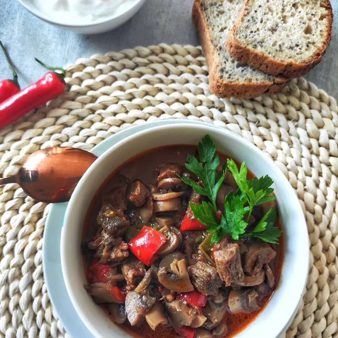 Boeuf strogonow – tradycyjny gulasz wołowy z pieczarkami i papryką