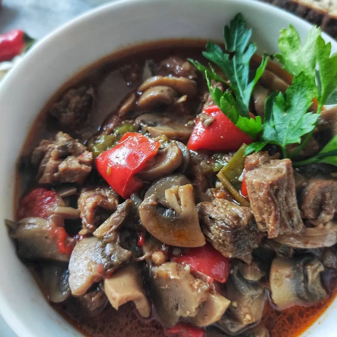 Boeuf strogonow – tradycyjny gulasz wołowy z pieczarkami i papryką