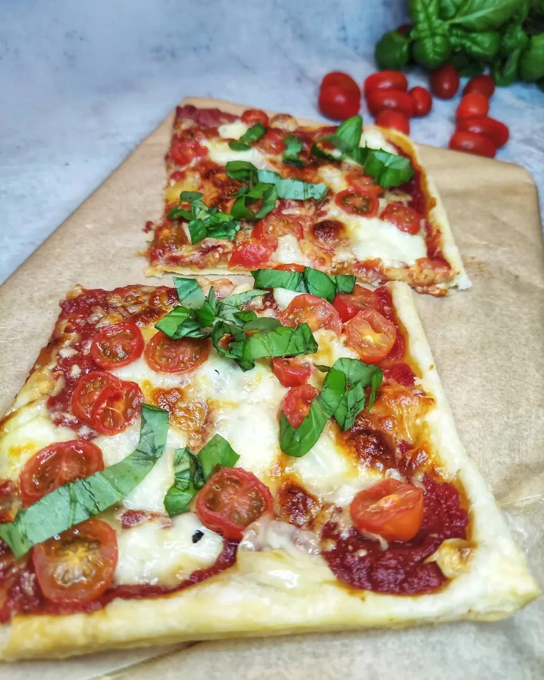 Ciasto francuskie z sosem pomidorowym, mozzarellą, pomidorkami koktajlowymi i świeżą bazylią