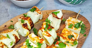 Grillowany ser halloumi z sosem satay i sałatką z ogórka