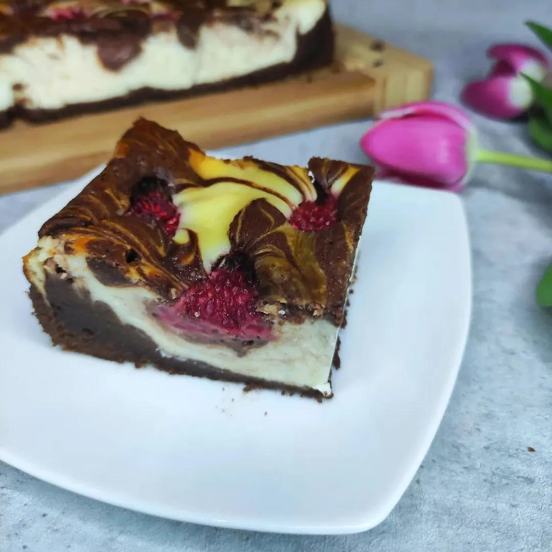 Sernikobrownie z malinami – połączenie sernika i brownie z owocowym akcentem
