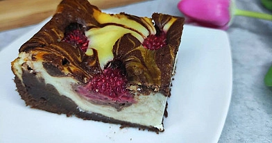 Sernikobrownie z malinami – połączenie sernika i brownie z owocowym akcentem