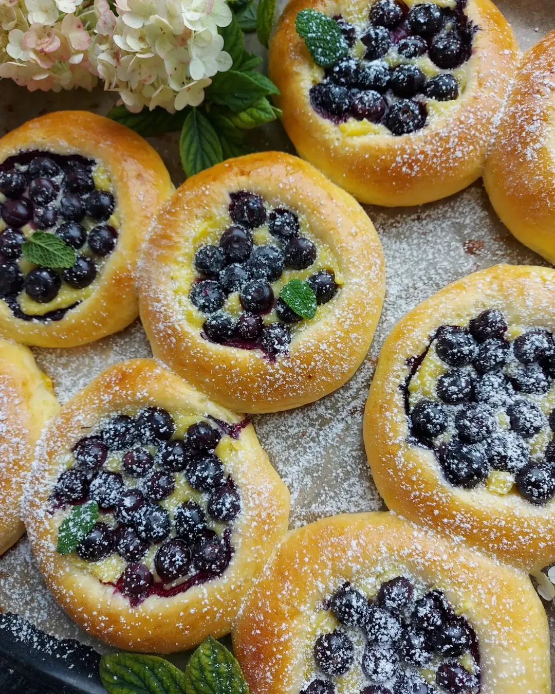 Drożdżówki z domowym budyniem i borówkami - przepis na puszyste bułeczki