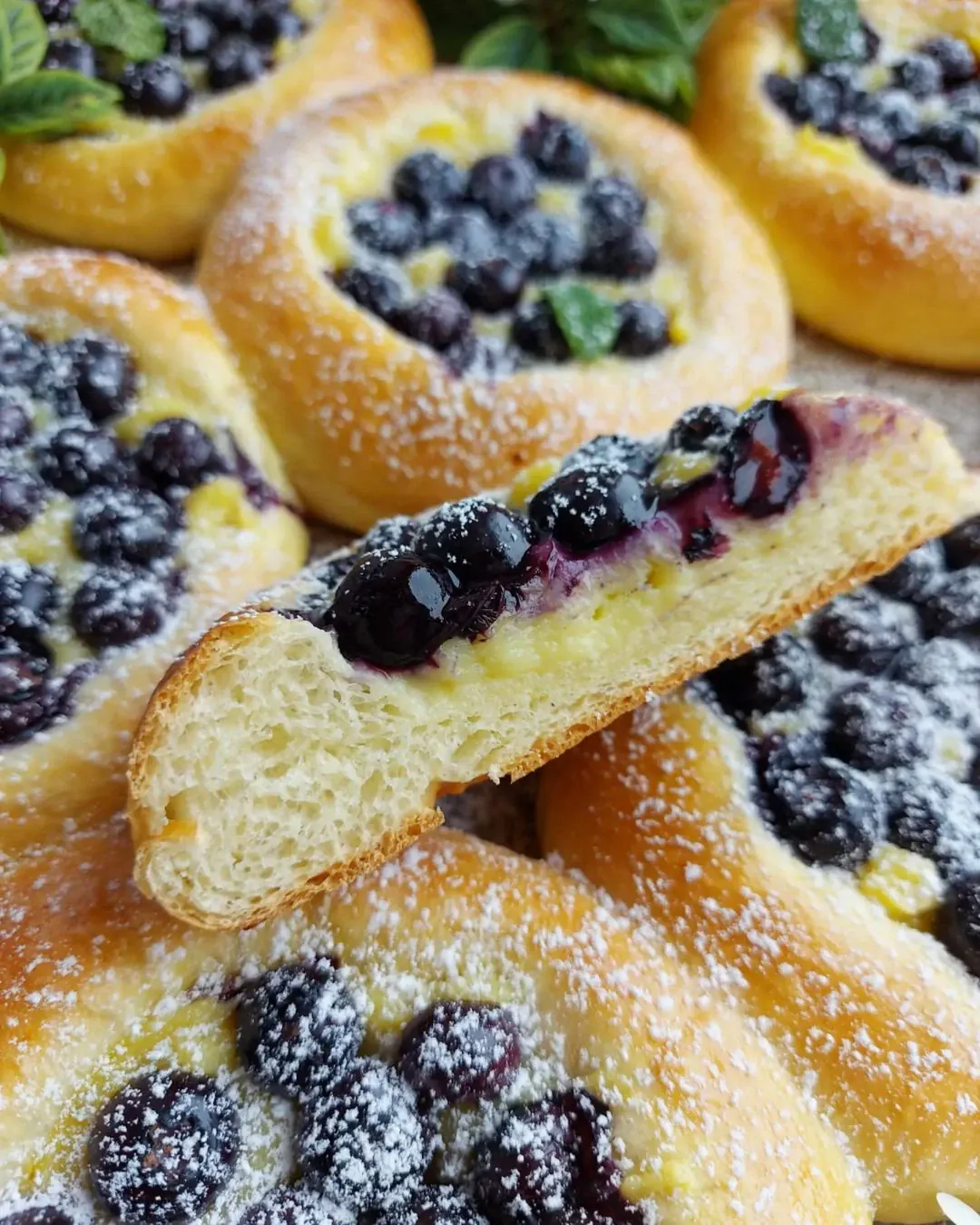 Drożdżówki z domowym budyniem i borówkami - przepis na puszyste bułeczki