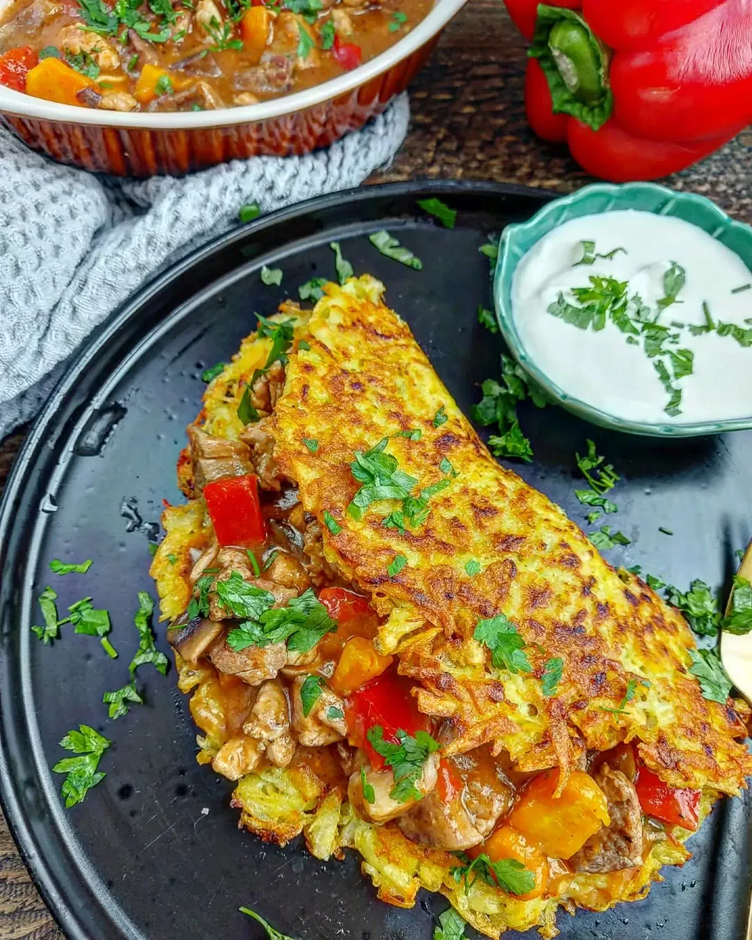 Chrupiące placki ziemniaczane z aromatycznym gulaszem wieprzowym