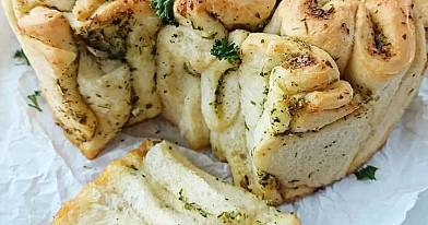 Chlebek czosnkowy z ziołami