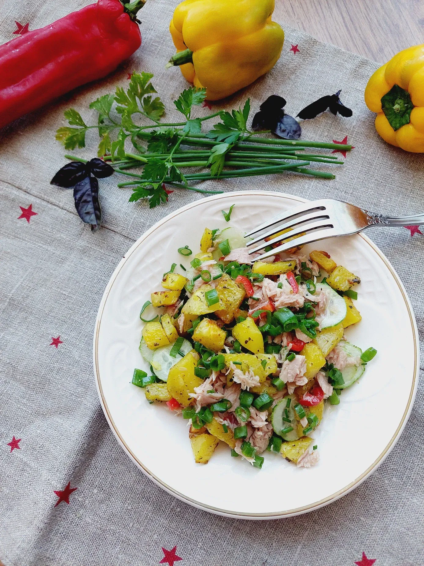 Tuno ir bulvių salotos su daržovėmis