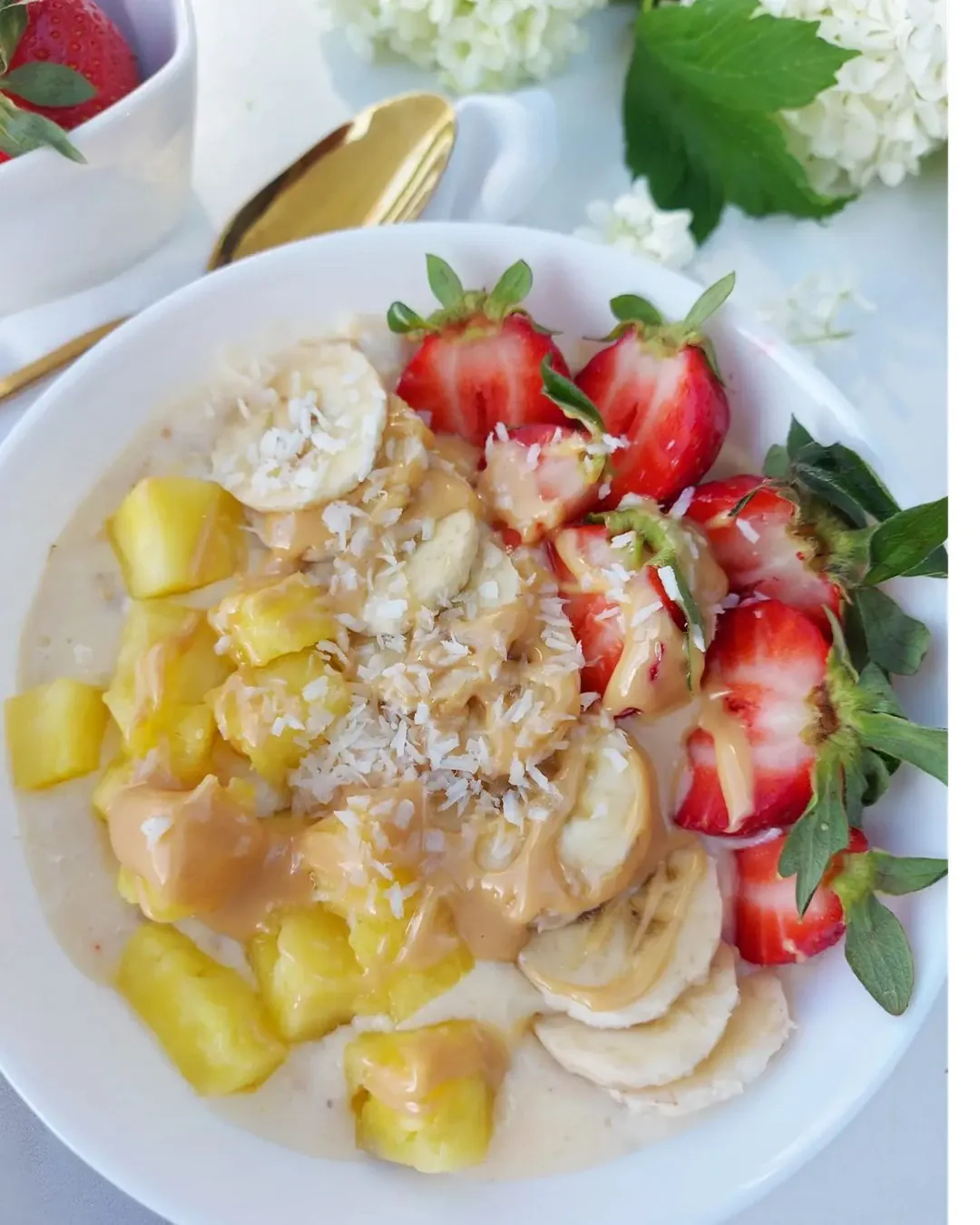 Kremowa owsianka budyniowa z owocami