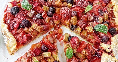 Rustykalna tarta z rabarbarem, truskawkami i borówkami