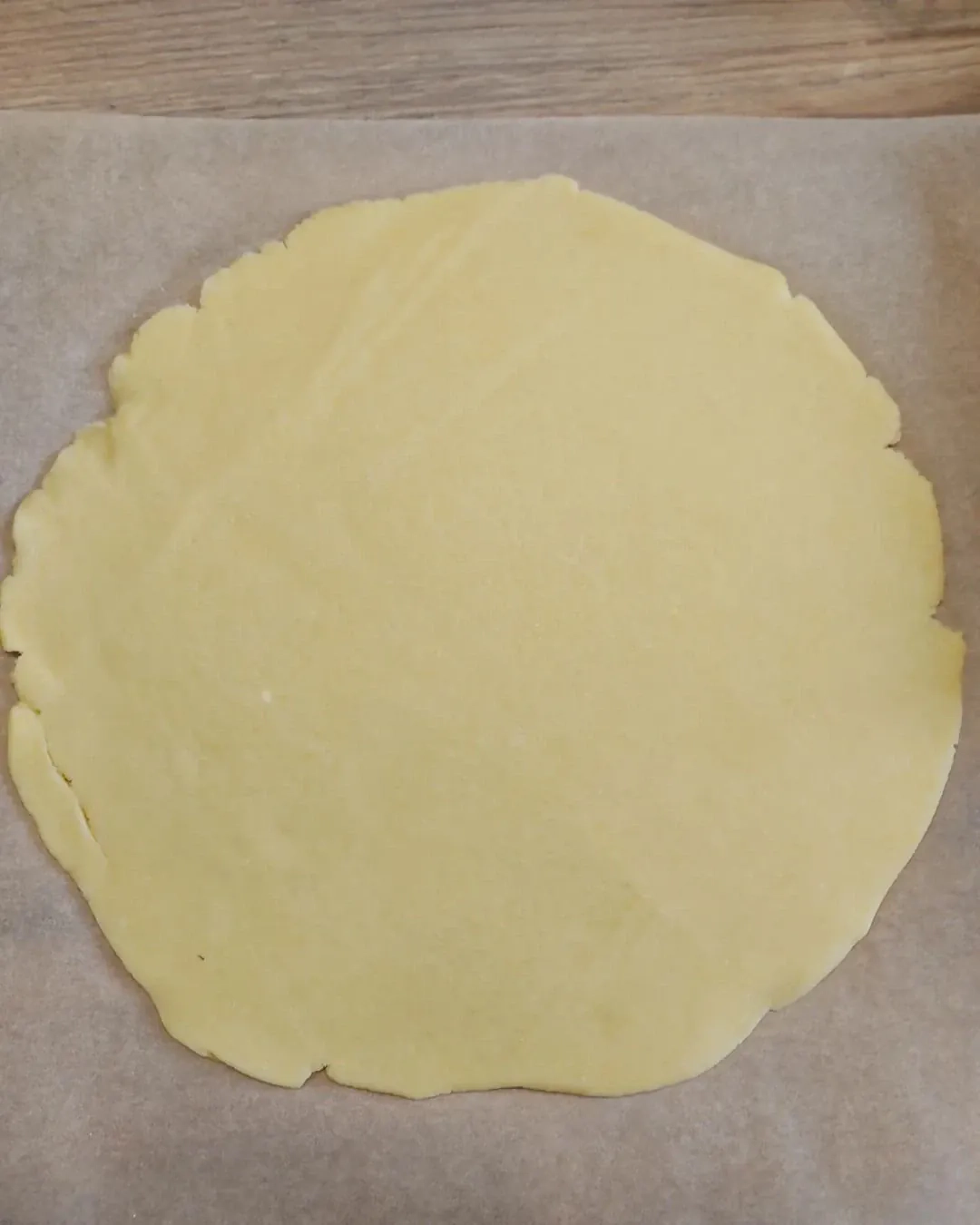 Rustykalna tarta z rabarbarem, truskawkami i borówkami