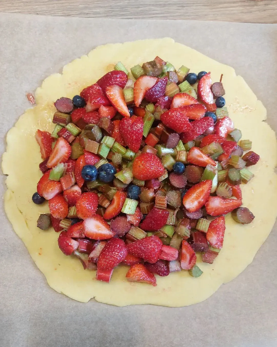 Rustykalna tarta z rabarbarem, truskawkami i borówkami