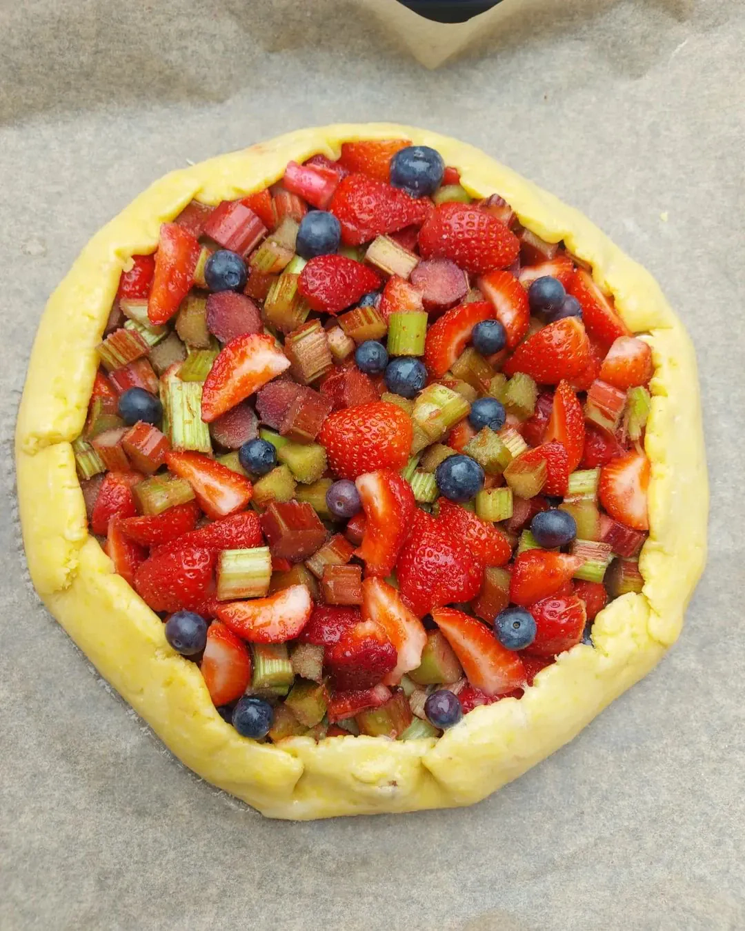 Rustykalna tarta z rabarbarem, truskawkami i borówkami