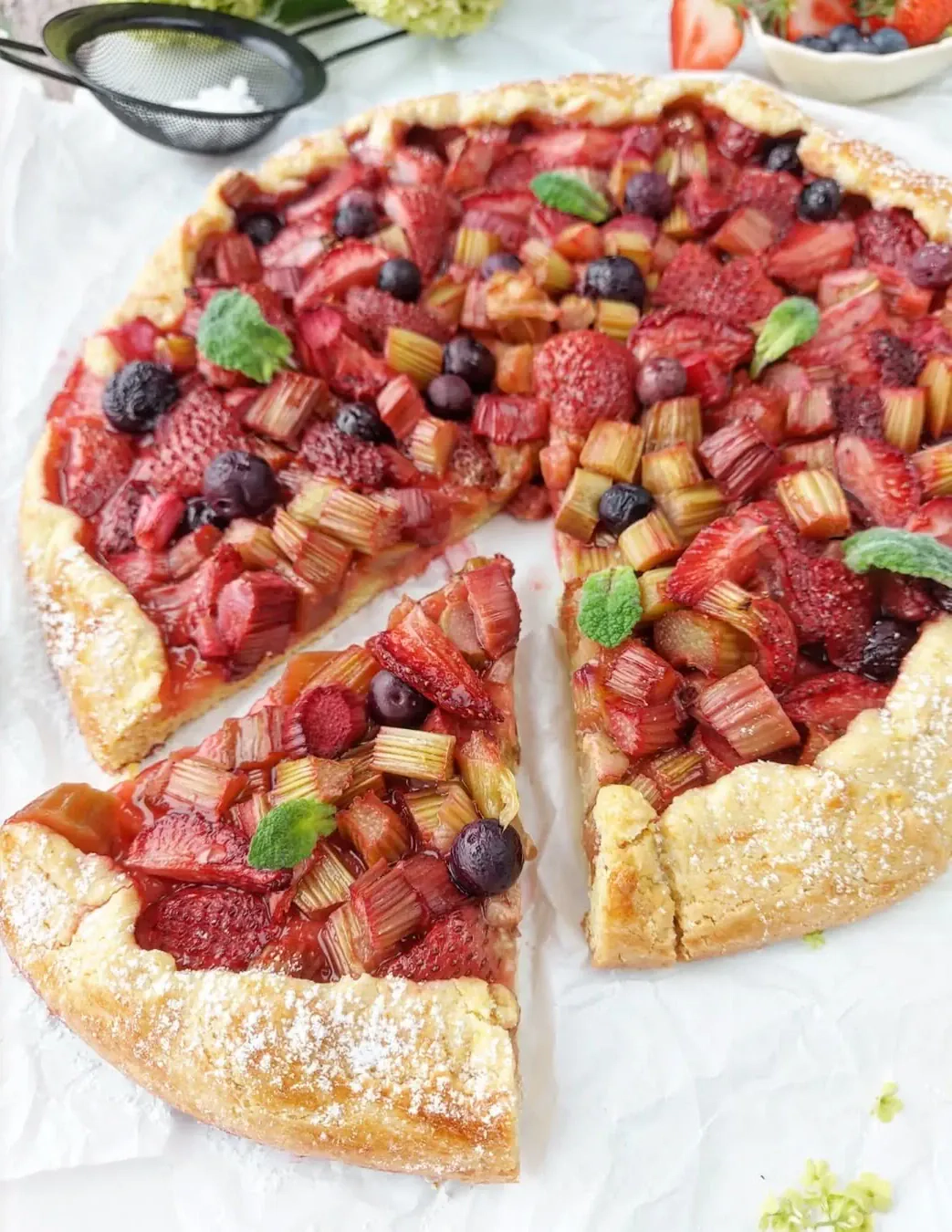 Rustykalna tarta z rabarbarem, truskawkami i borówkami