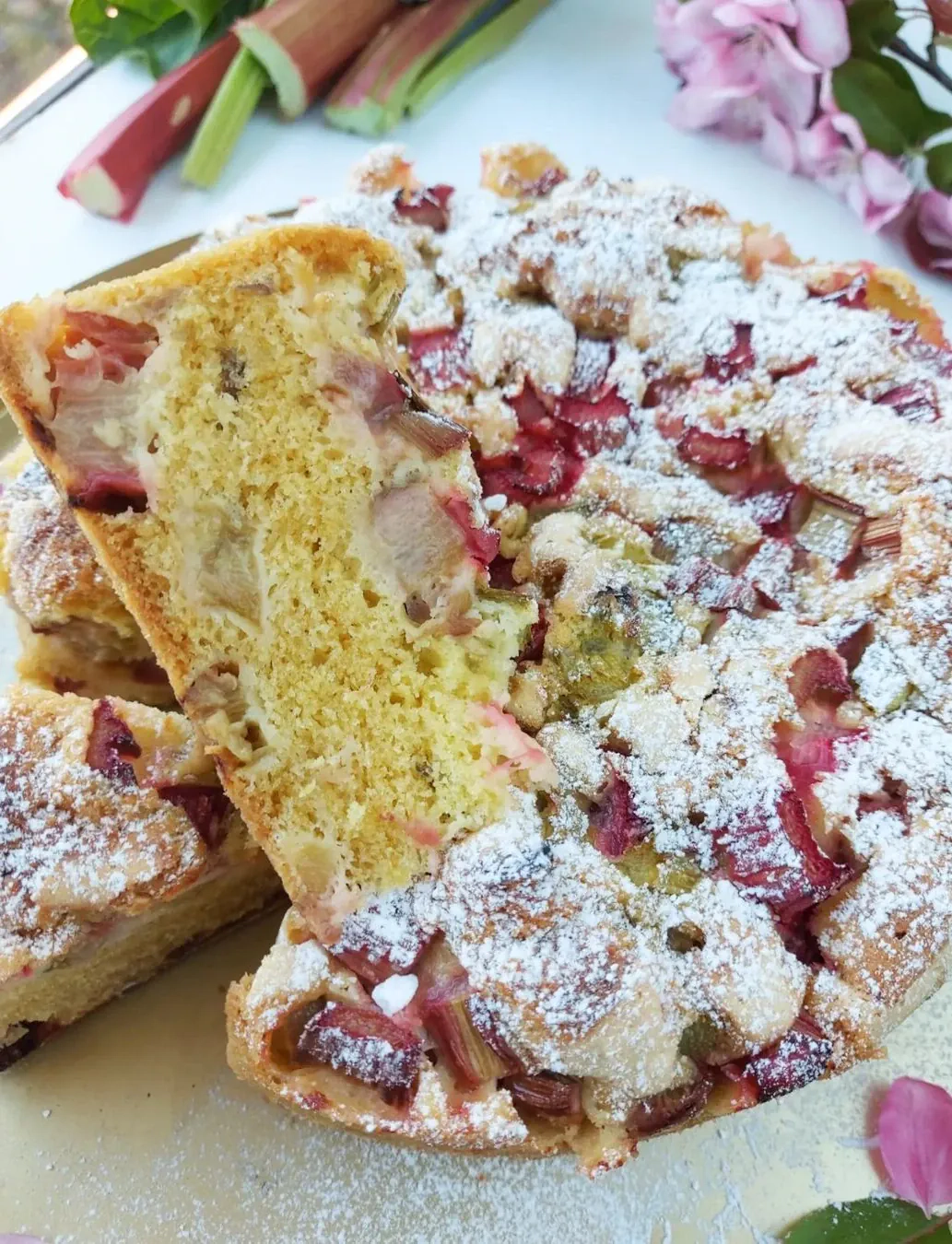 Puszyste ciasto biszkoptowe z rabarbarem