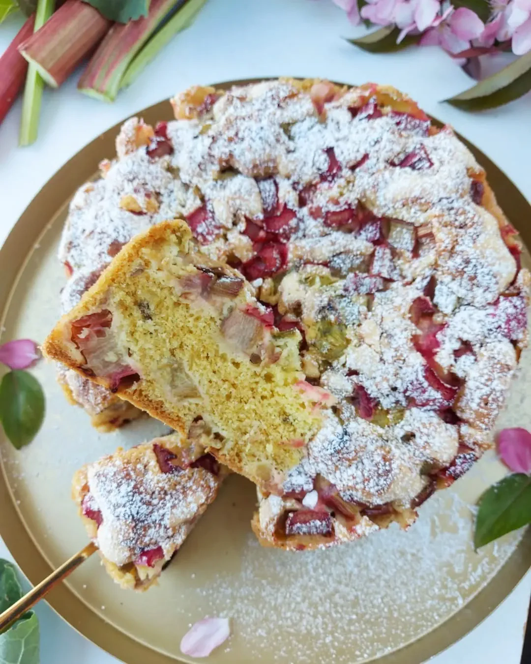 Puszyste ciasto biszkoptowe z rabarbarem