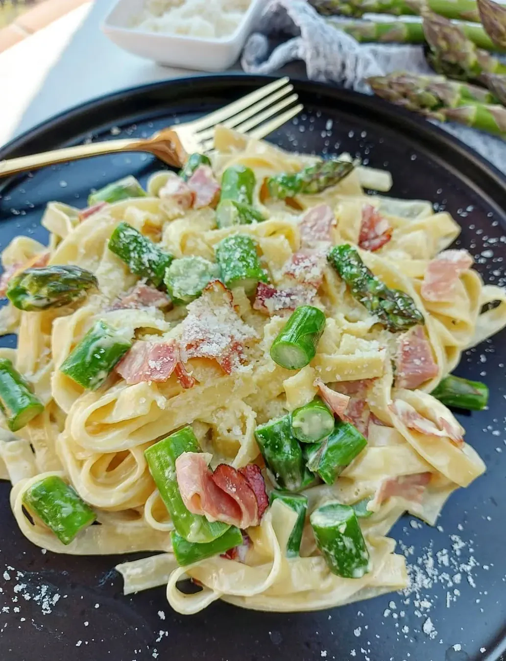 Tagliatelle z szynką dojrzewającą i szparagami w kremowym sosie śmietanowym