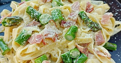 Tagliatelle z szynką dojrzewającą i szparagami w kremowym sosie śmietanowym