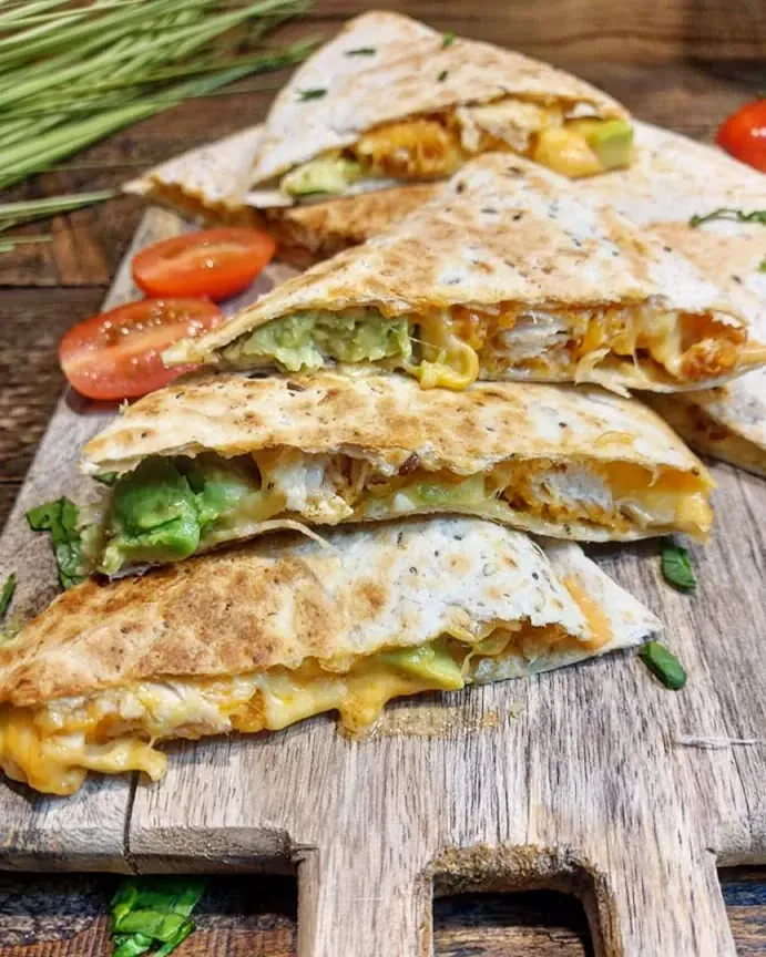 Tortilla z kurczakiem, awokado i serem cheddar