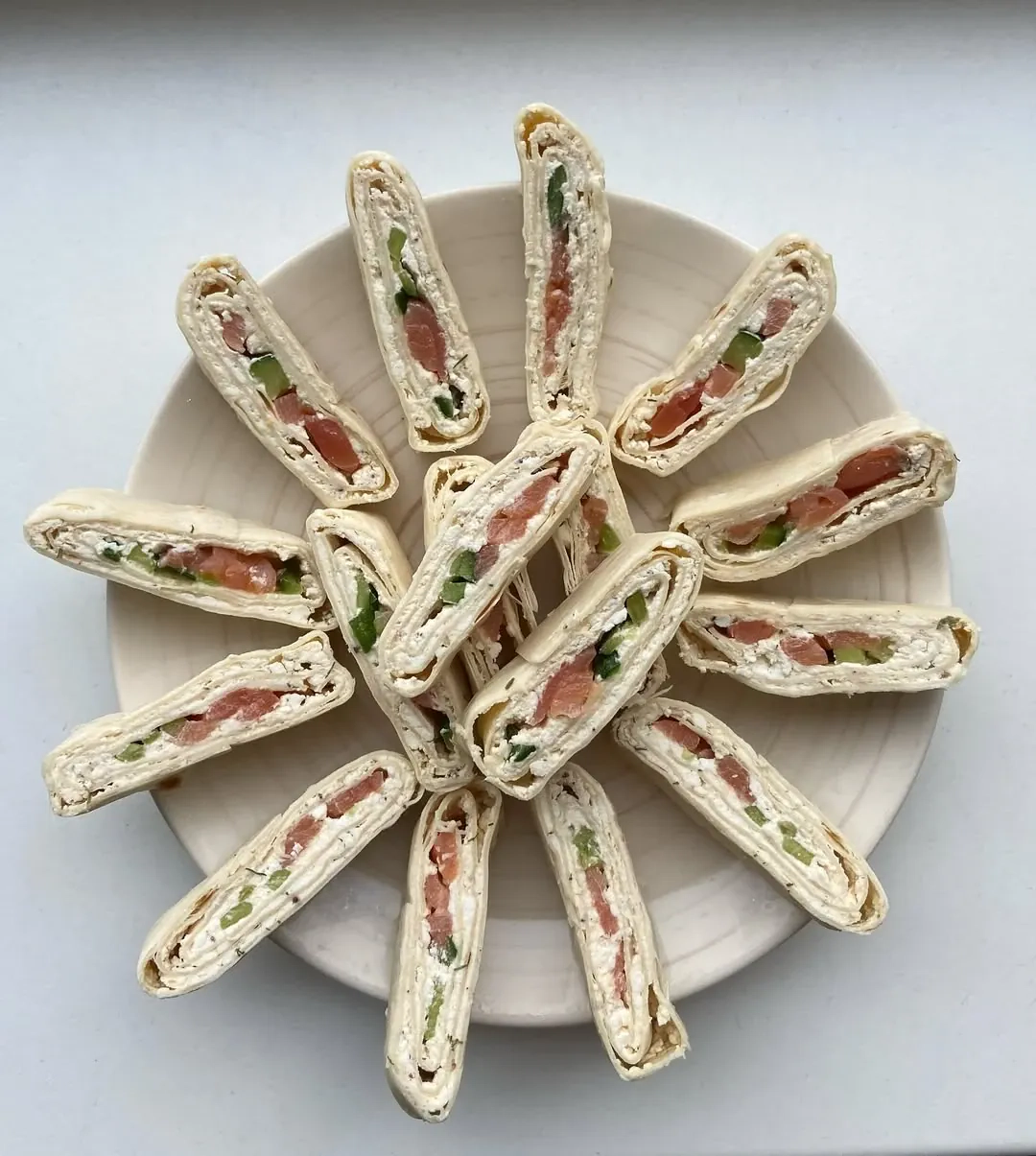 Lavašas su varškės užtepėle, agurku ir lašiša