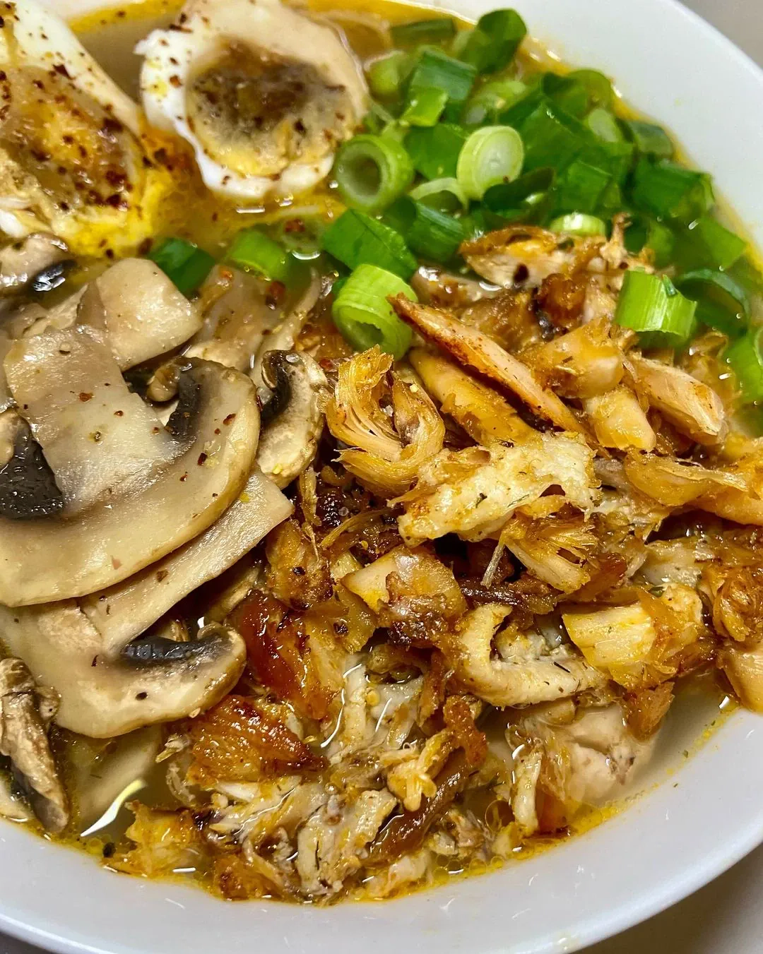 Ramenas su vištiena, pievagrybiais ir stikliniais makaronais