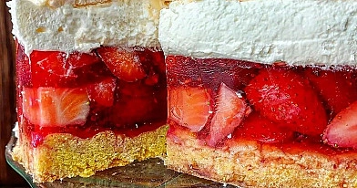Truskawkowa chmurka z bezą – delikatne ciasto z truskawkami i kremem śmietanowym