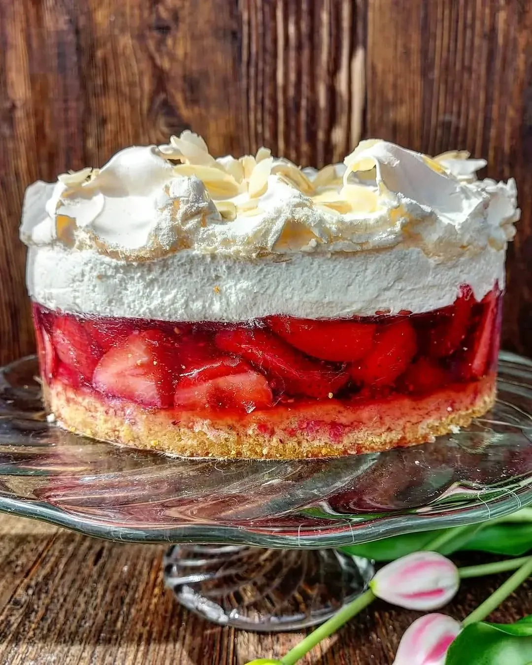 Truskawkowa chmurka z bezą – delikatne ciasto z truskawkami i kremem śmietanowym Truskawkowa chmurka z bezą – delikatne ciasto z truskawkami i kremem śmietanowym