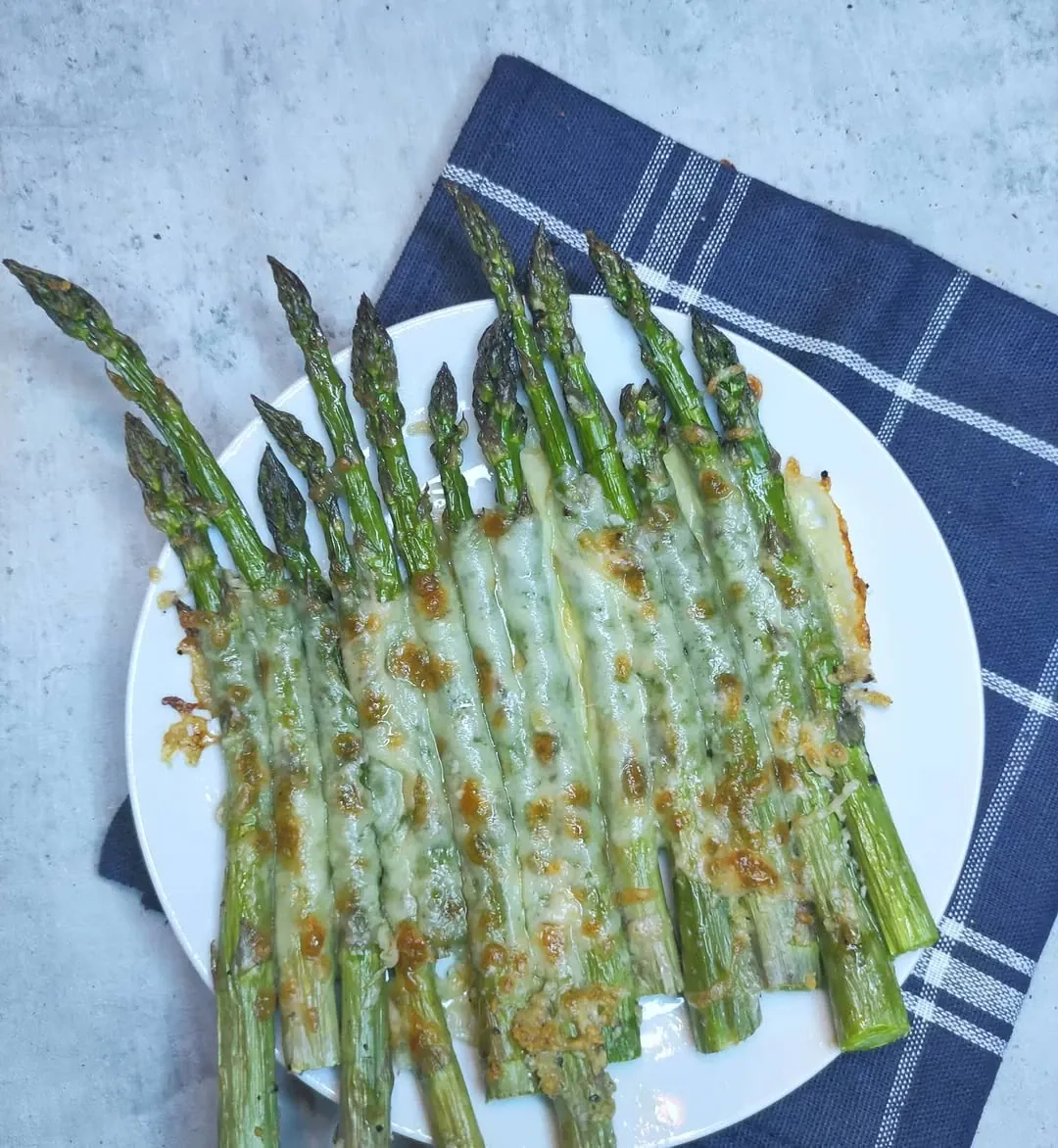 Zapiekane szparagi z czosnkiem i mozzarellą