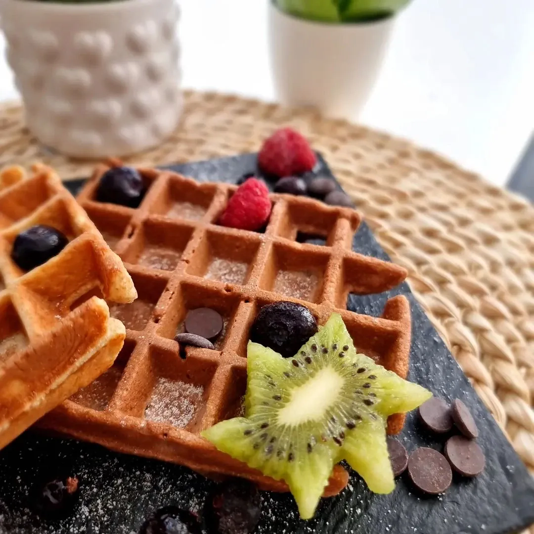 Pilngraudu vafeles ar grieķu jogurtu veselīgām brokastīm