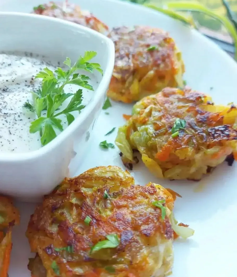 Kotlety z białej kapusty z marchewką i cebulą