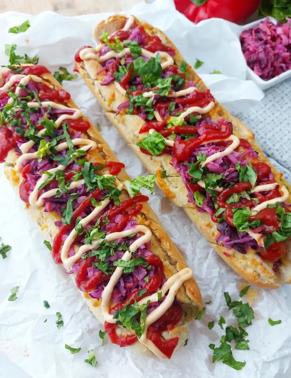 Czosndogi z parówką i surówką z czerwonej kapusty