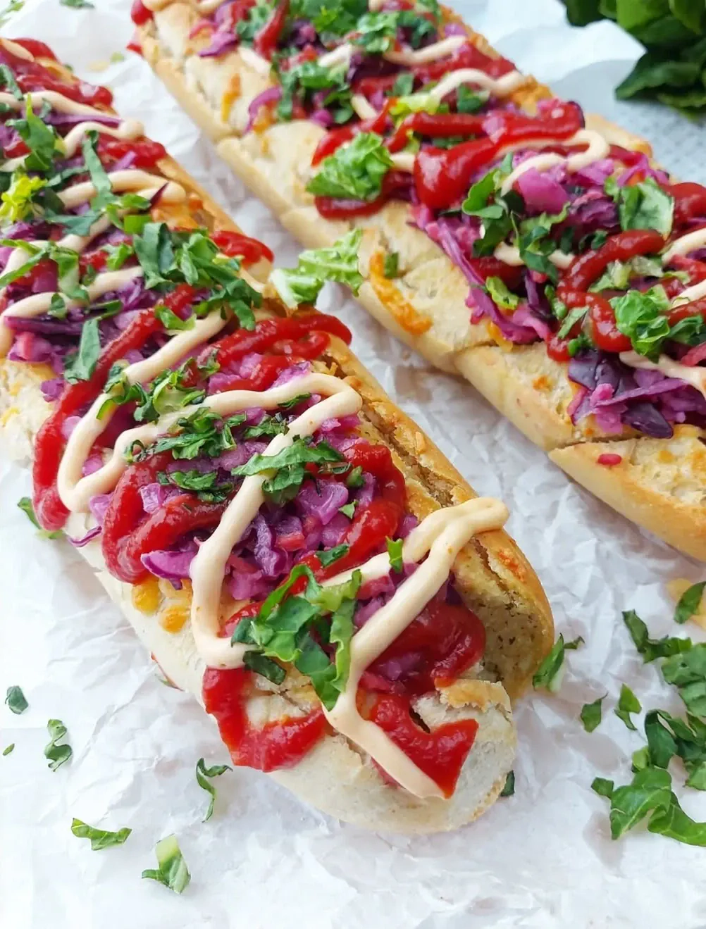 Czosndogi z parówką i surówką z czerwonej kapusty