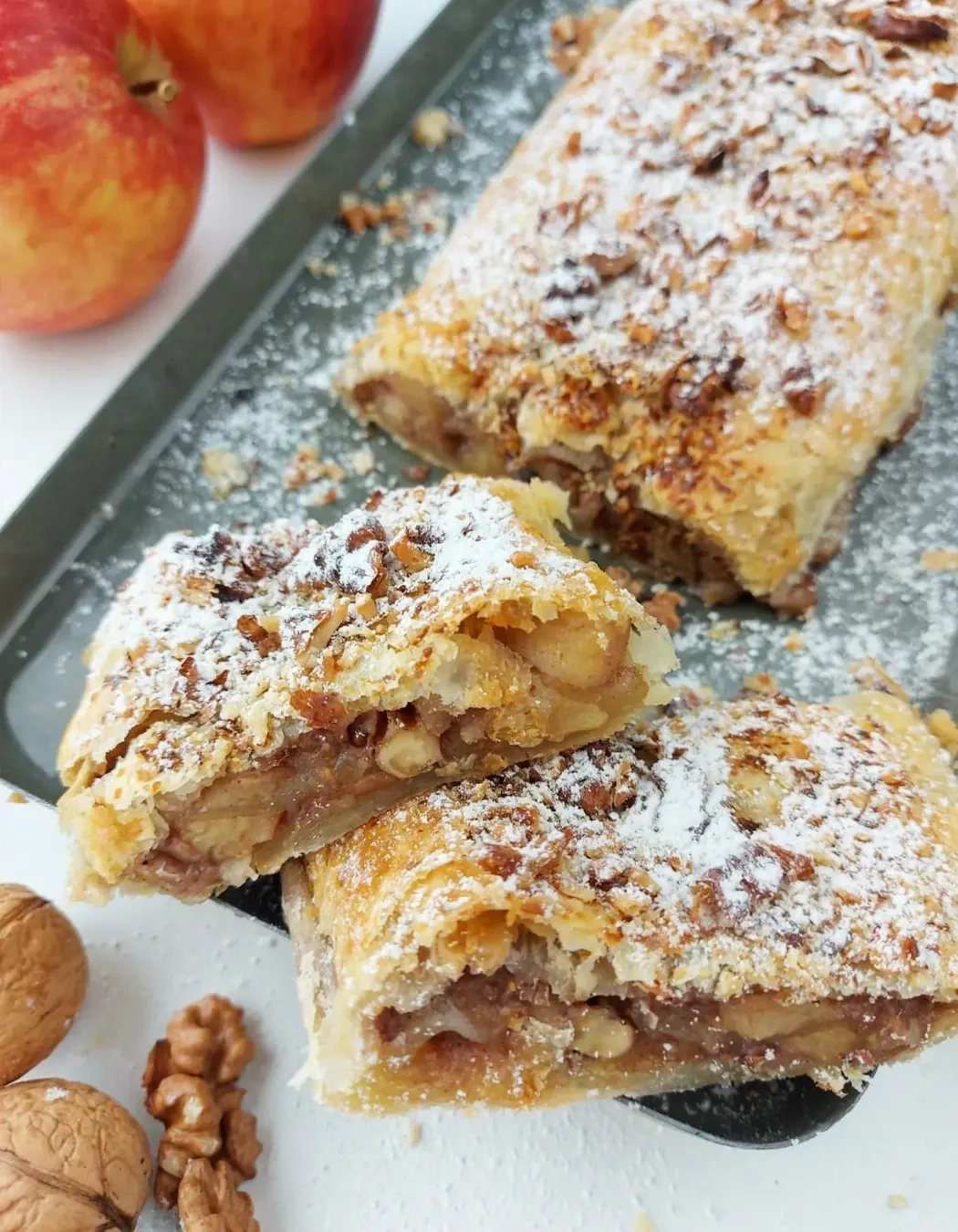 Tradycyjny strudel jabłkowy z ciasta francuskiego
