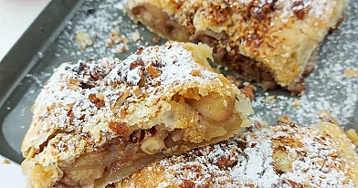 Tradycyjny strudel jabłkowy z ciasta francuskiego