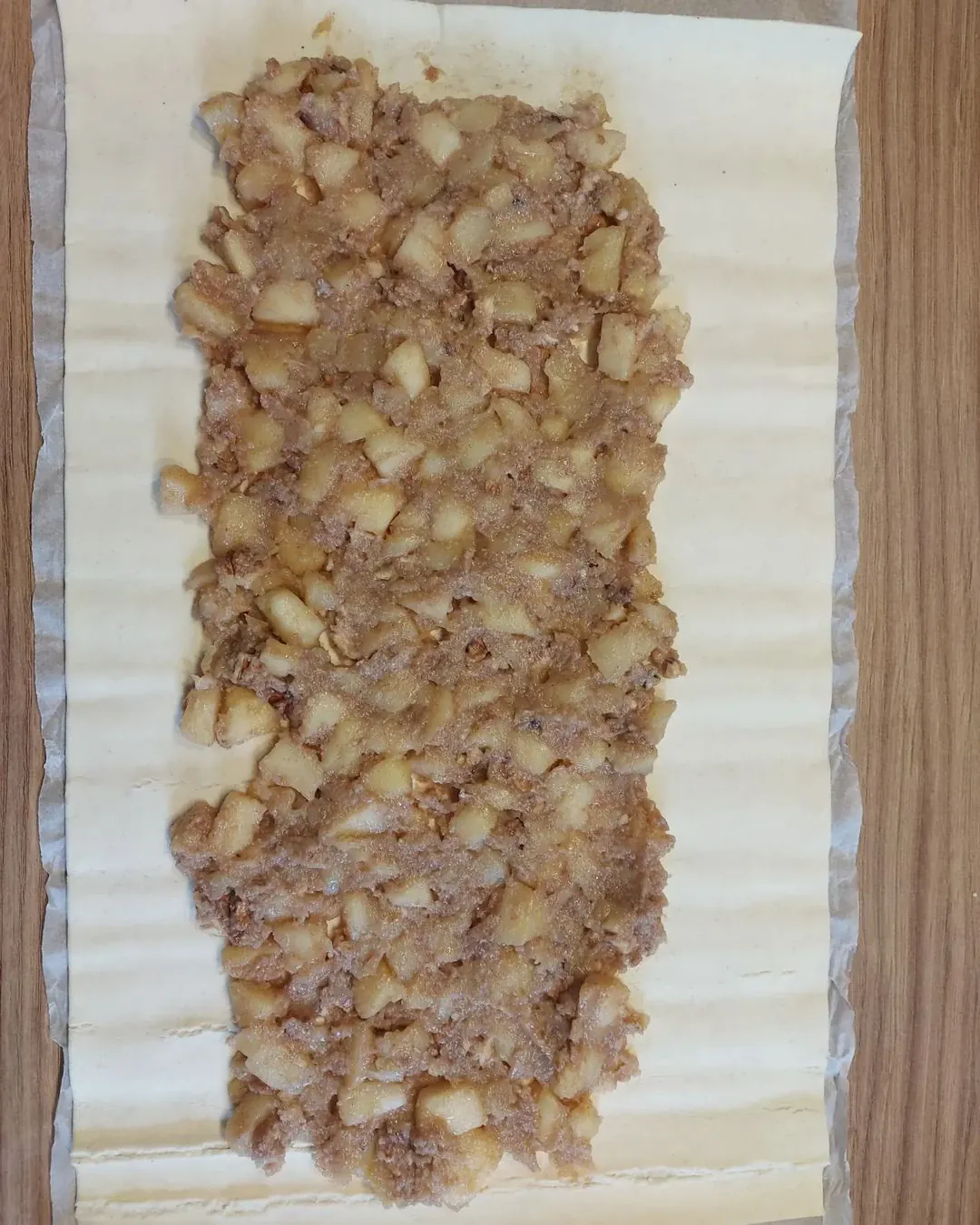 Tradycyjny strudel jabłkowy z ciasta francuskiego