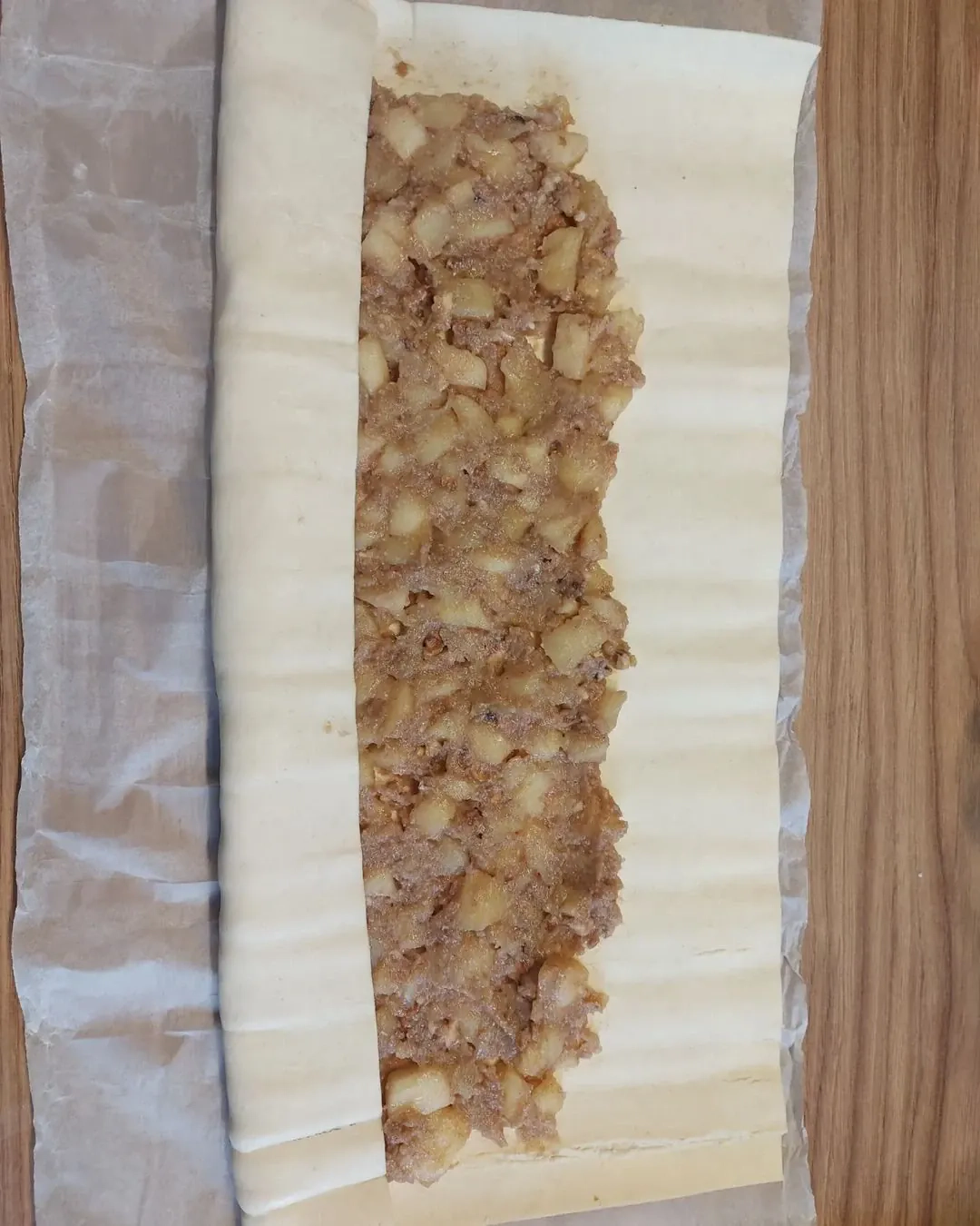 Tradycyjny strudel jabłkowy z ciasta francuskiego