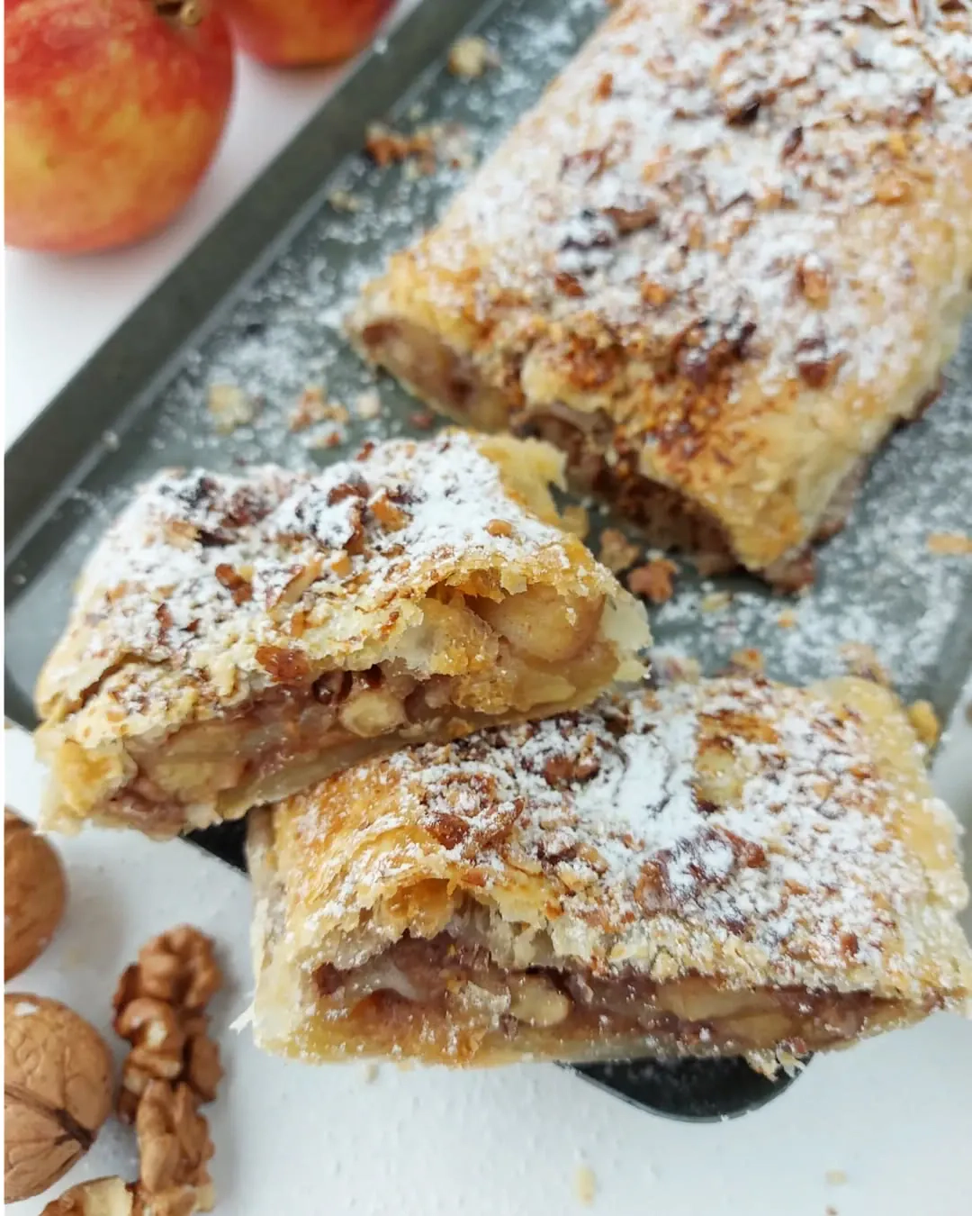 Tradycyjny strudel jabłkowy z ciasta francuskiego