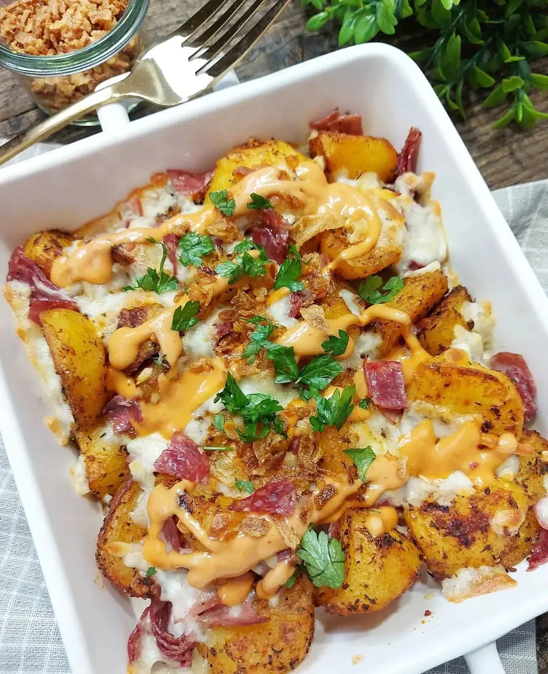 Pieczone ziemniaki z szynką, salami i mozzarellą