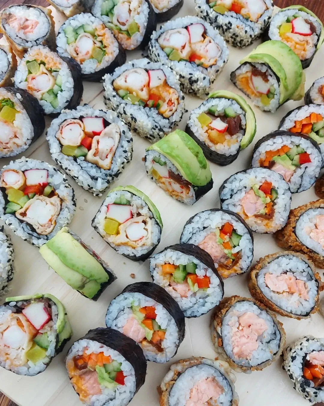 Domowe sushi z łososiem, krewetkami w tempurze i chrupiącymi rolkami panko