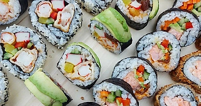 Domowe sushi z łososiem, krewetkami w tempurze i chrupiącymi rolkami panko