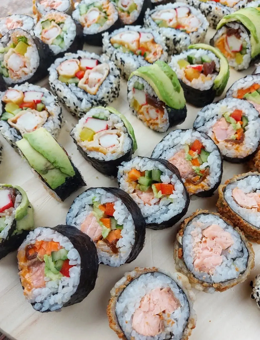 Domowe sushi z łososiem, krewetkami w tempurze i chrupiącymi rolkami panko