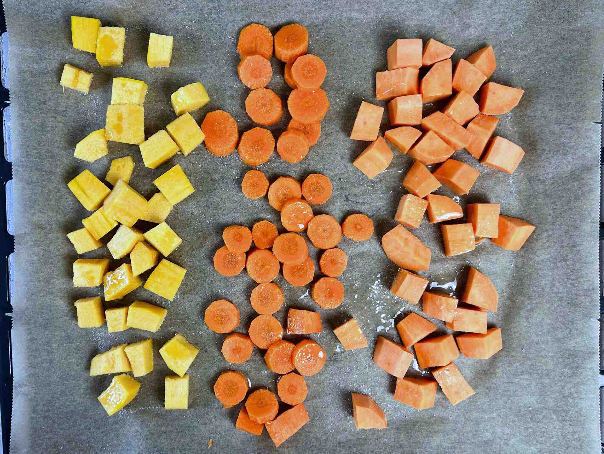 daržovės išdėliotos skardoje