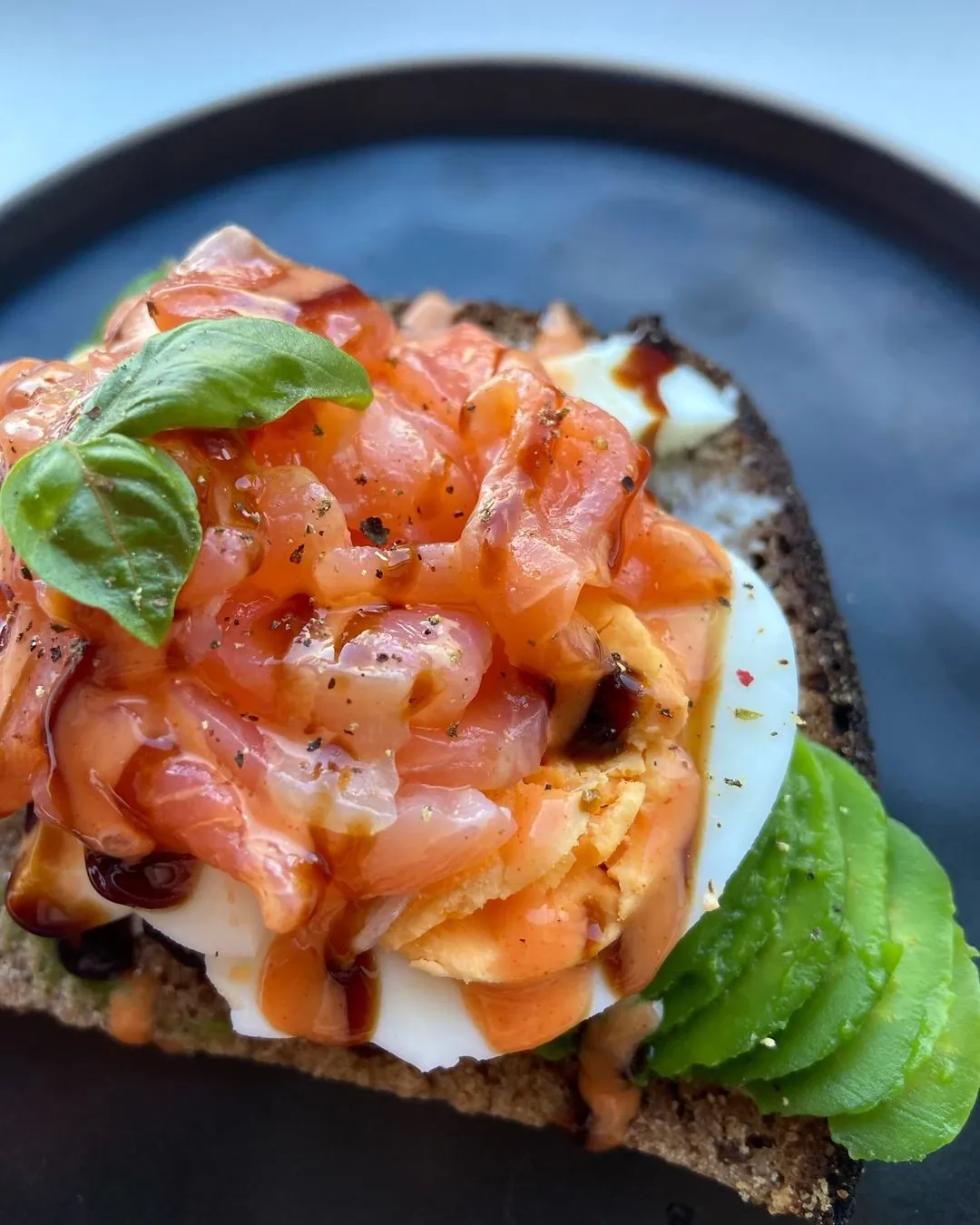 Ruginės duonos sumuštiniai su kiaušiniais, avokadu ir lašiša