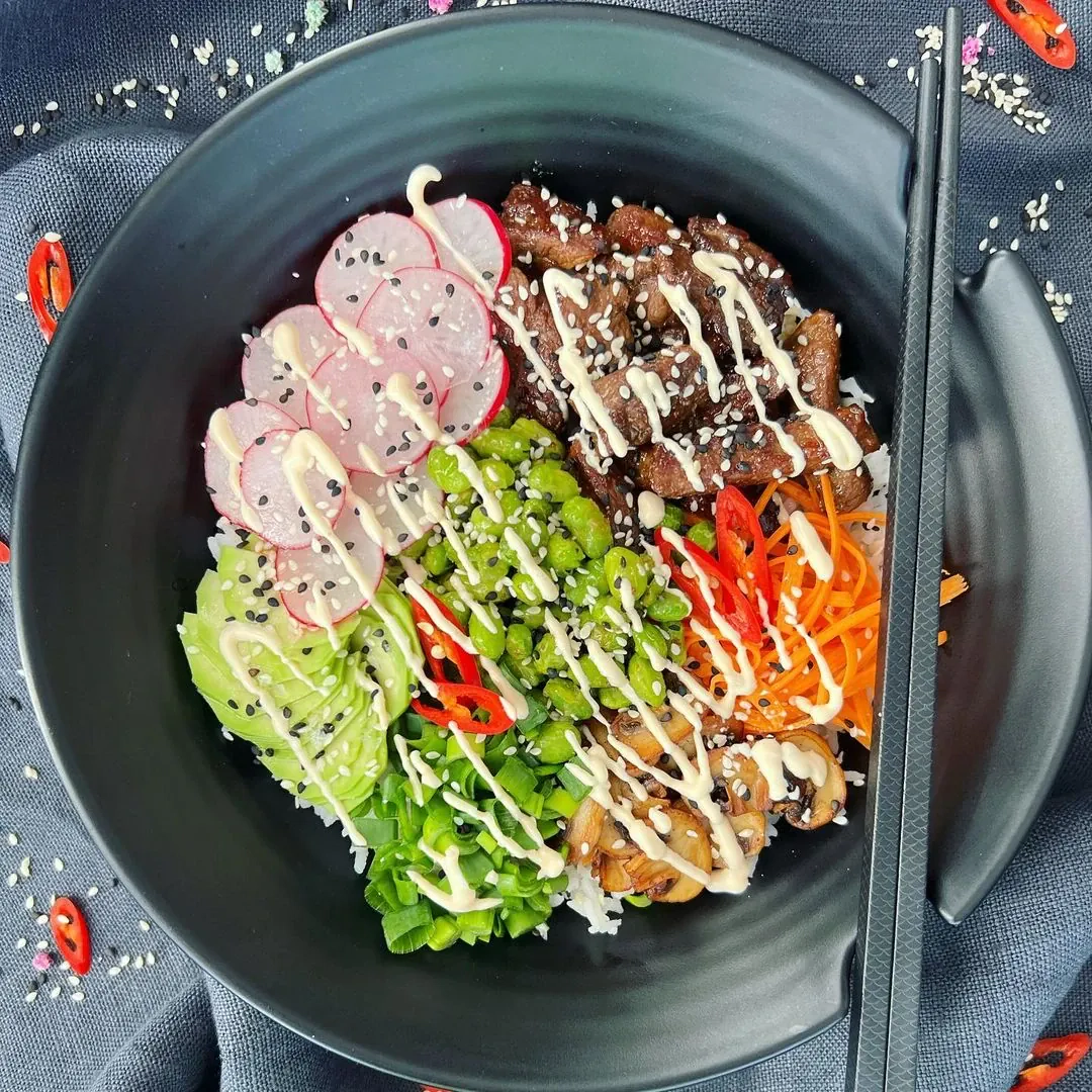 Ryžių dubenėlis su teriyaki antiena Ryžių dubenėlis su teriyaki antiena