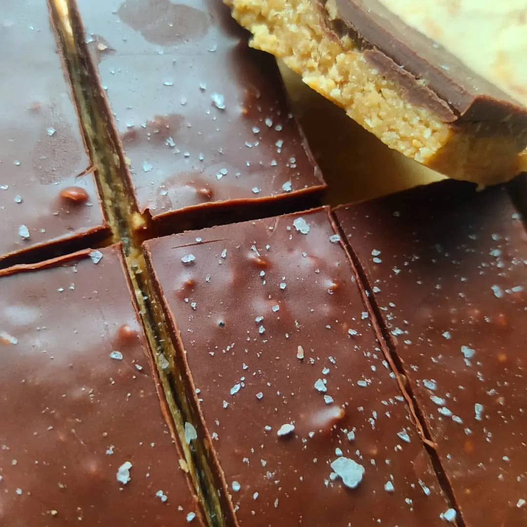 Domowe wegańskie batoniki orzechowo-karmelowe z czekoladą