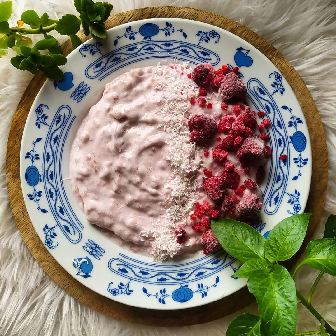 Malinowo-owsiany fluff – puszysty deser z malinami i płatkami owsianymi