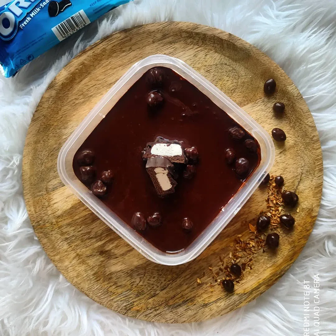 Jednoporcjowy deser oreo z jogurtem i polewą kakao