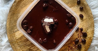 Jednoporcjowy deser oreo z jogurtem i polewą kakao