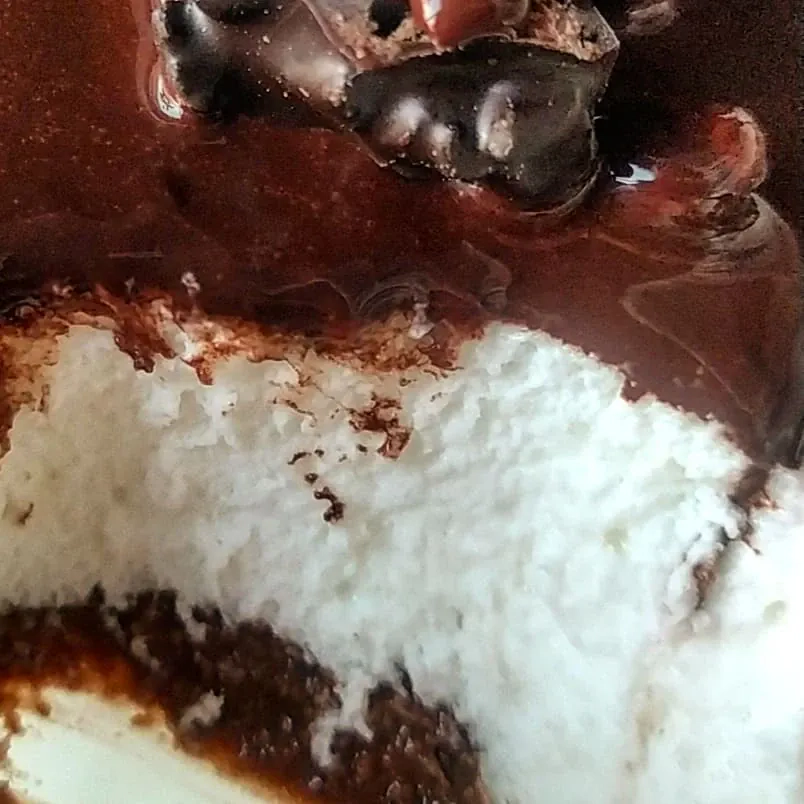 Jednoporcjowy deser oreo z jogurtem i polewą kakao