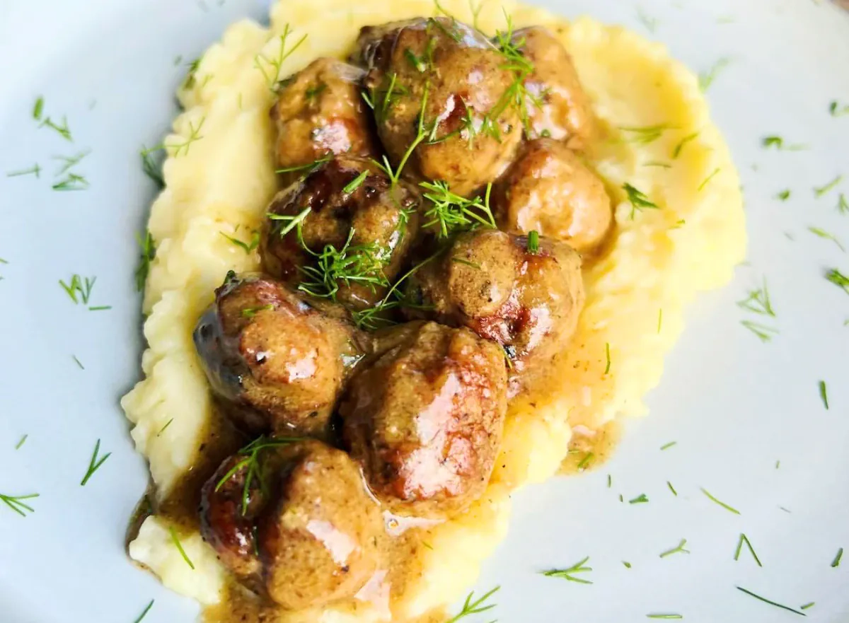 Kiaulienos ir kopūstų kukuliai švediškame padaže