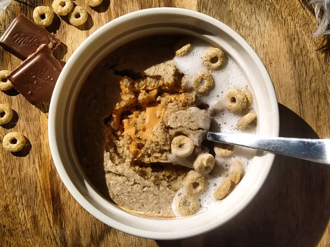 Pieczona owsianka z masłem orzechowym i bananem